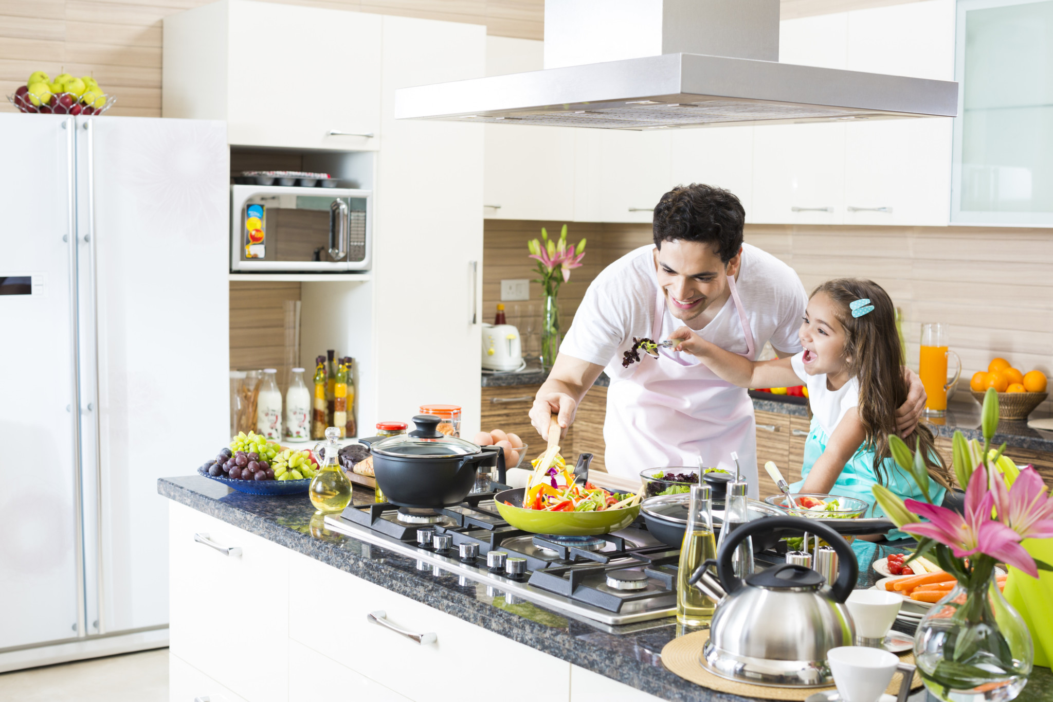 Время готовить дома. Фотосессия на кухне. Мужчина на кухне. Счастливая семья на кухне. Готовка на кухне.