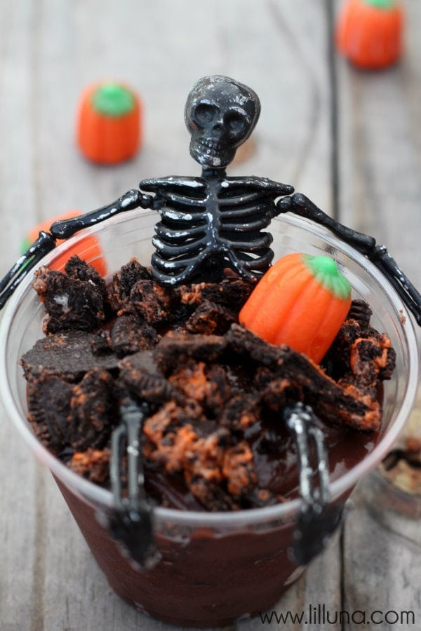 Skeleton Pudding Cups {kid friendly + quick}